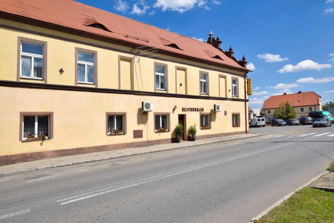 Hotel Stary Ratusz Kostomloty 外观 照片